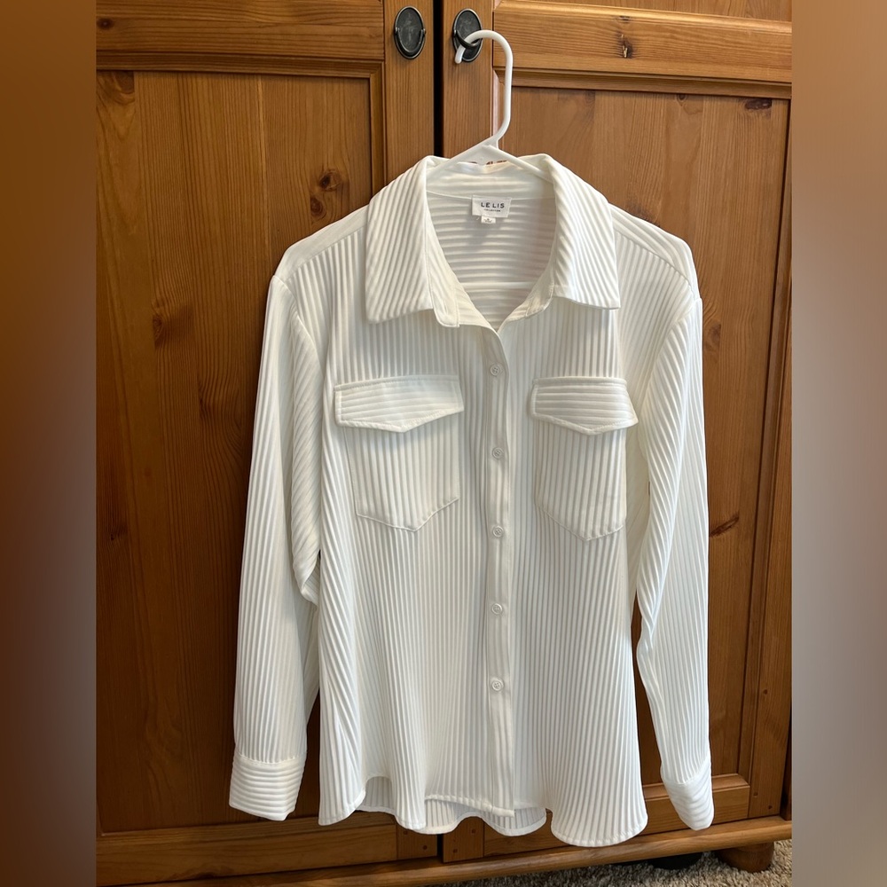 White button up brand Lelis Collection size Small
